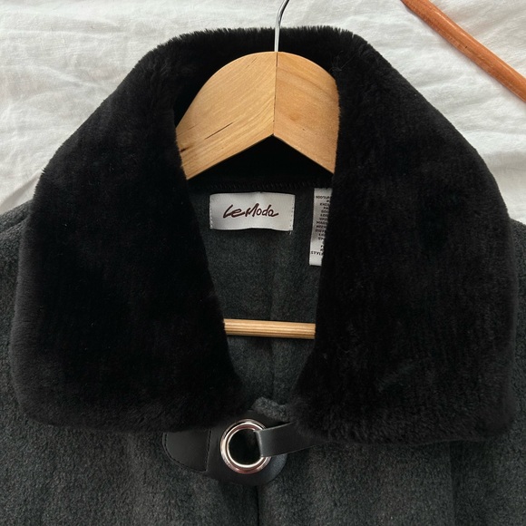 Le Moda Buckle Wrap Cape Heather Gray Faux Fur Collar Pockets One Size NWT - Picture 2 of 5